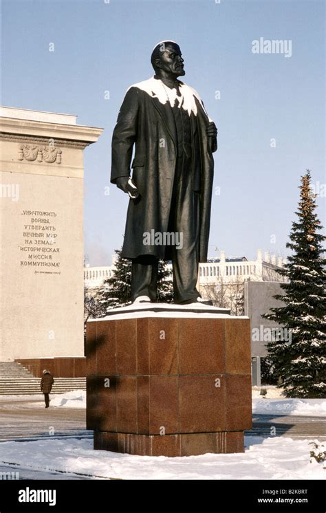 lenin statue in moscow Stock Photo - Alamy