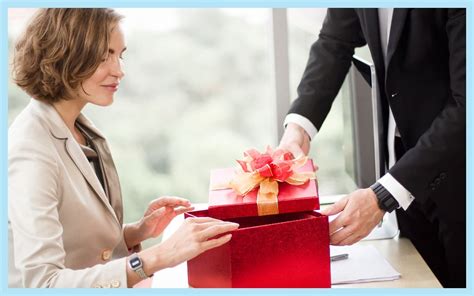 28 Best Employee Appreciation Gifts & Token Ideas (2024)