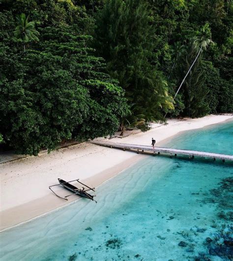 Potret Pantai Ora di Maluku Tengah