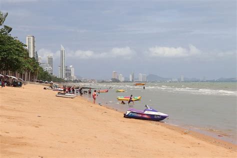 Bangkok Post - Pattaya beaches quiet at start of long holiday