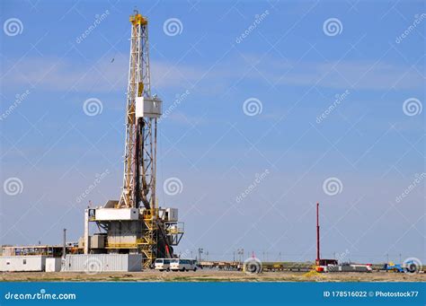 The onshore drilling rig stock photo. Image of oilfield - 178516022