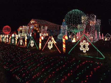 Top 10 Biggest Outdoor Christmas Lights House Decorations - DigsDigs