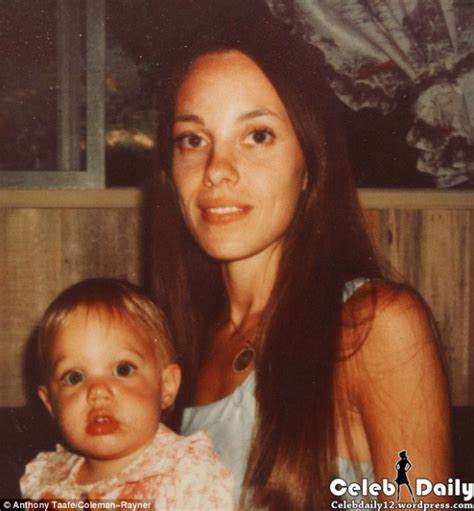 Rare childhood photos of Angelina Jolie with her Mrshlyn ~ soltannews