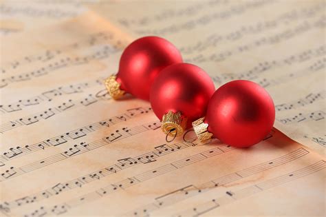 21 Best Classical Christmas Songs for the Holiday Season