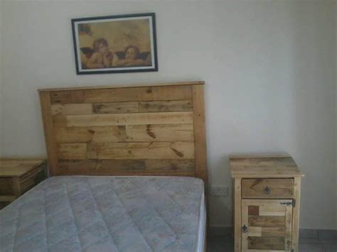 Bedroom Furniture Refurbish with Pallets - Easy Pallet Ideas