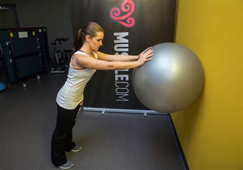 Ball triceps extension - MUSQLE