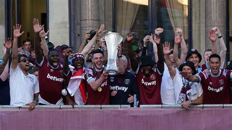 West Ham fans ecstatic as squad hosts victory parade to celebrate ...