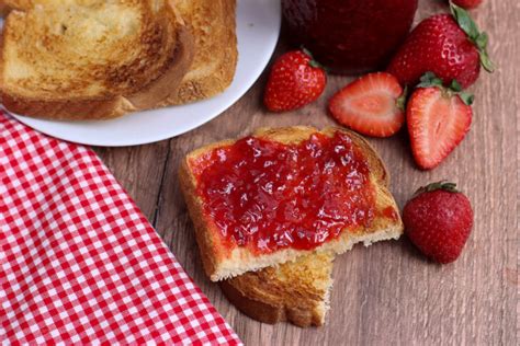 Homemade Strawberry Jam Recipe (no pectin) 3 ingredients!