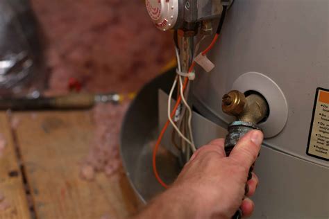 A Homeowner's Guide to Flushing the Water Heater | Works Plumbing