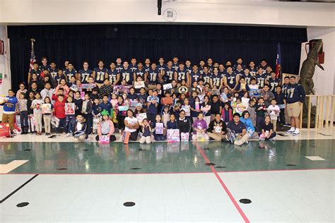 The Alexander High School Bulldog Football Team Donates Over 100 Toys ...