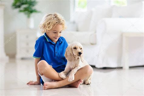 Niño jugando con el perro. Los niños juegan con el cachorro. 2022