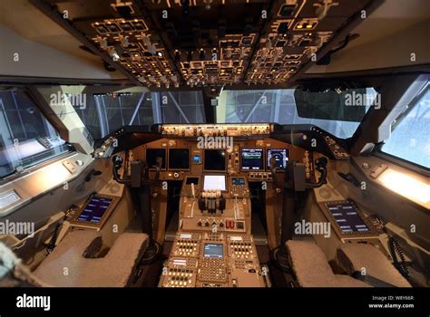 Boeing 747 8 Cockpit