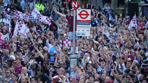 West Ham fans ecstatic as squad hosts victory parade to celebrate ...