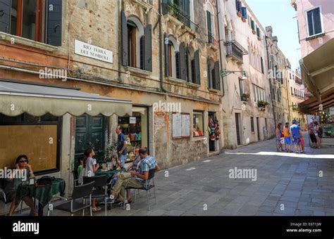 Italy venice street cafe hi-res stock photography and images - Alamy