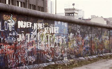 This photographer’s collection of Berlin Wall graffiti photos show the ...