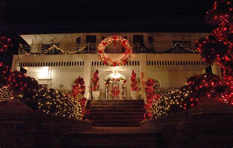 Top 10 Biggest Outdoor Christmas Lights House Decorations - DigsDigs