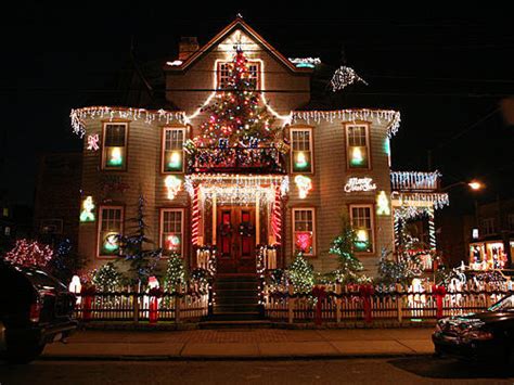 Top 10 Biggest Outdoor Christmas Lights House Decorations - DigsDigs