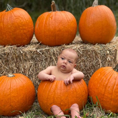 15 Fall and Thanksgiving Photoshoot Ideas for Babies - Mimosas & Motherhood