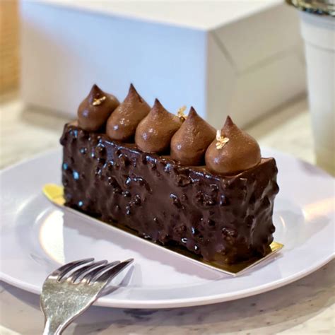 Magnum Premium Chocolate Cake - Slice Cake Delivery - YuBake