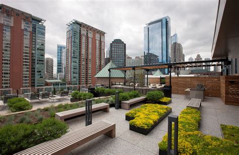 Chicago Apartment Building’s Roof Deck Offers Residents Relaxation and ...