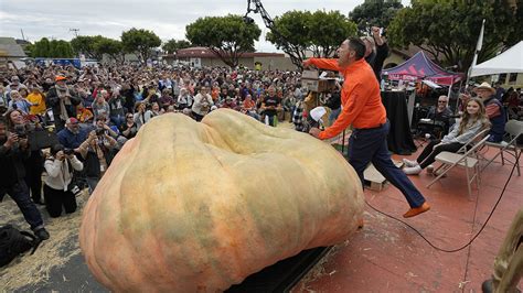 Travis Gienger breaks world record with 2,749-pound gourd, wins 3rd ...