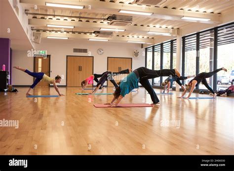 Yoga class in a Leisure Centre Stock Photo - Alamy