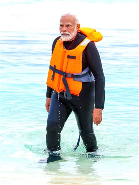 Lakshadweep : Prime Minister Narendra Modi tries snorkeling during his ...