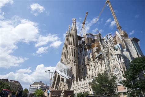 Sagrada Familia Construction Editorial Stock Image - Image of outside ...