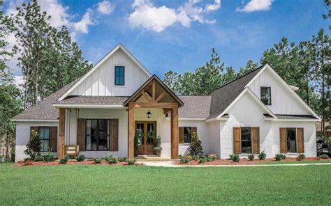 Modern-farmhouse House Plan - 4 Bedrooms, 2 Bath, 2373 Sq Ft Plan 50-381