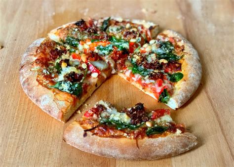 The Best Loaded Vegetarian Pizza - Munchyesta