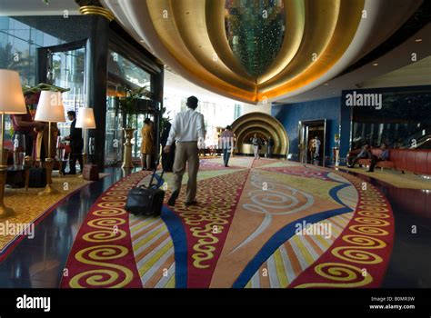 The lobby of the Burj al arab hotel L entree de l hotel Burj al arab ...