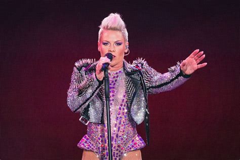 P!NK's Summer Carnival Tour Has Candor, Acrobatics, and Dancing ...