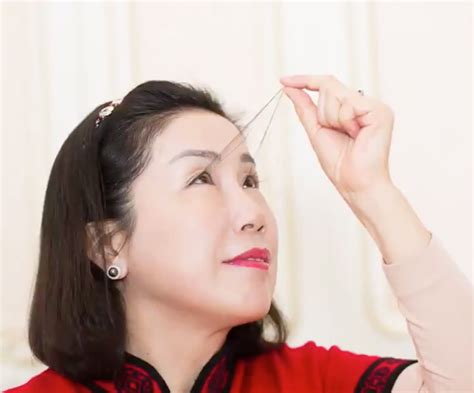 Chinese woman sets record for world's longest eyelashes