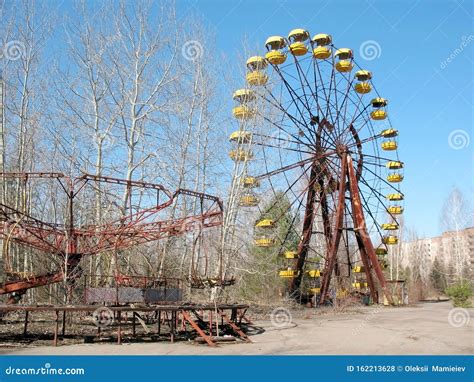 Ferris Wheel in an Unfinished Amusement Park in Chernobyl Stock Photo ...