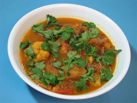 Bengali Curry: Fish Curry with Cauliflower and Potato (Bengali Style)