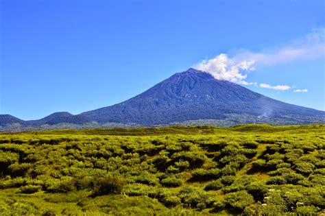 10 Gunung Terindah di Indonesia yang Wajib Dikunjungi