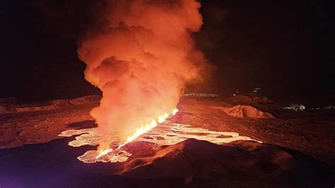 Iceland volcano erupts for 3rd time, triggering lava fountains over 200 ...