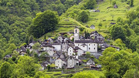 Download Wallpaper 3840x2160 Switzerland, slope, mountain, houses ...