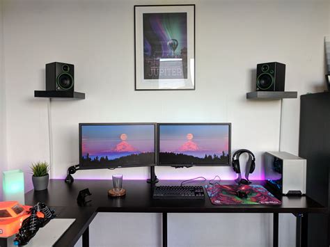 Perfect Dual Monitor Gaming Setup in Bedroom | Blog Name