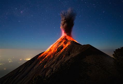 The Story Behind These Heart-Stopping Photos of Volcano Fuego Erupting ...