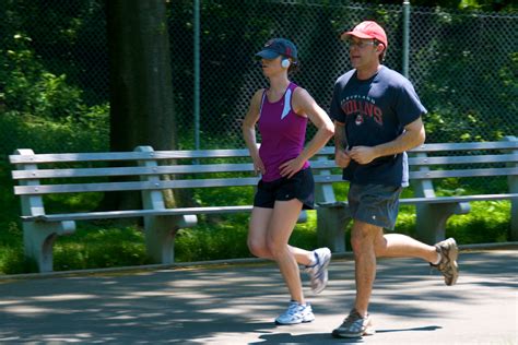 File:Jogging couple.jpg - Wikipedia