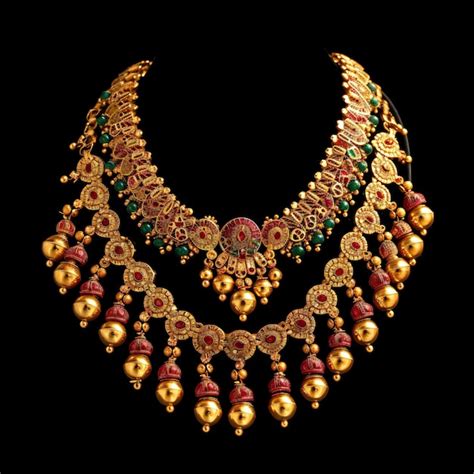 Premium Photo | Gold necklace jewelry luxury necklace Indian