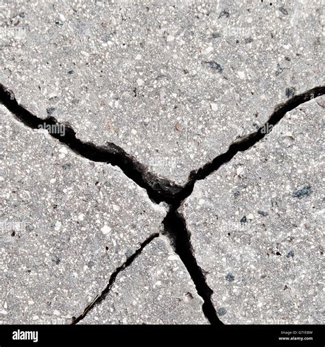 Cracks in a concrete wall Stock Photo - Alamy