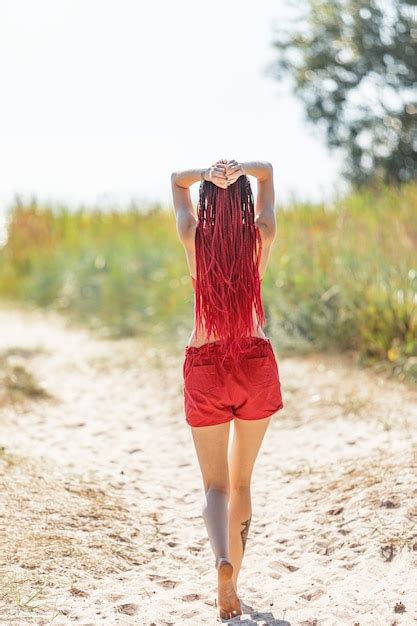 Belle fille à l extérieur profitant de la nature Fille semi nue avec