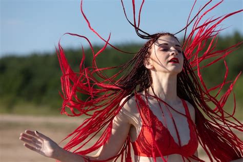 Belle fille à l extérieur profitant de la nature Fille semi nue avec