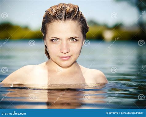 Jeunes Nus De L eau D épaules De Fille Photo stock Image du attrayant