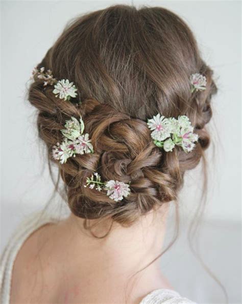 A wonderful alternative to fresh flowers for everlasting enjoyment. 5 Tips for Wearing Fresh Flowers in Your Wedding Hairstyle ...