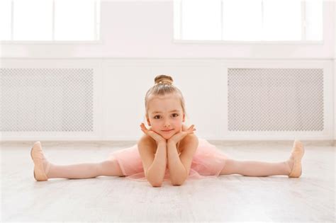 Pequena Bailarina Dividida No Chão Copie O Espaço Menina Sorridente