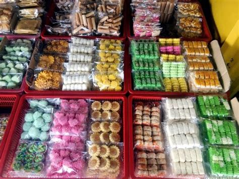 Kuih bahulu & akok kuih bahulu & akok merupakan kuih tradisional melayu yg terkenal di malaysia, terutamanya di negeri jemput singgoh kat plot cafe. Nama Kuih Muih Tradisional Cina - Red Pastel a