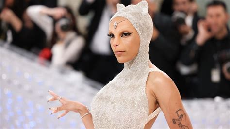 Met Gala 2023 Doja Cat Wins Met Gala Pays Ode To Karl Lagerfeld S Cat